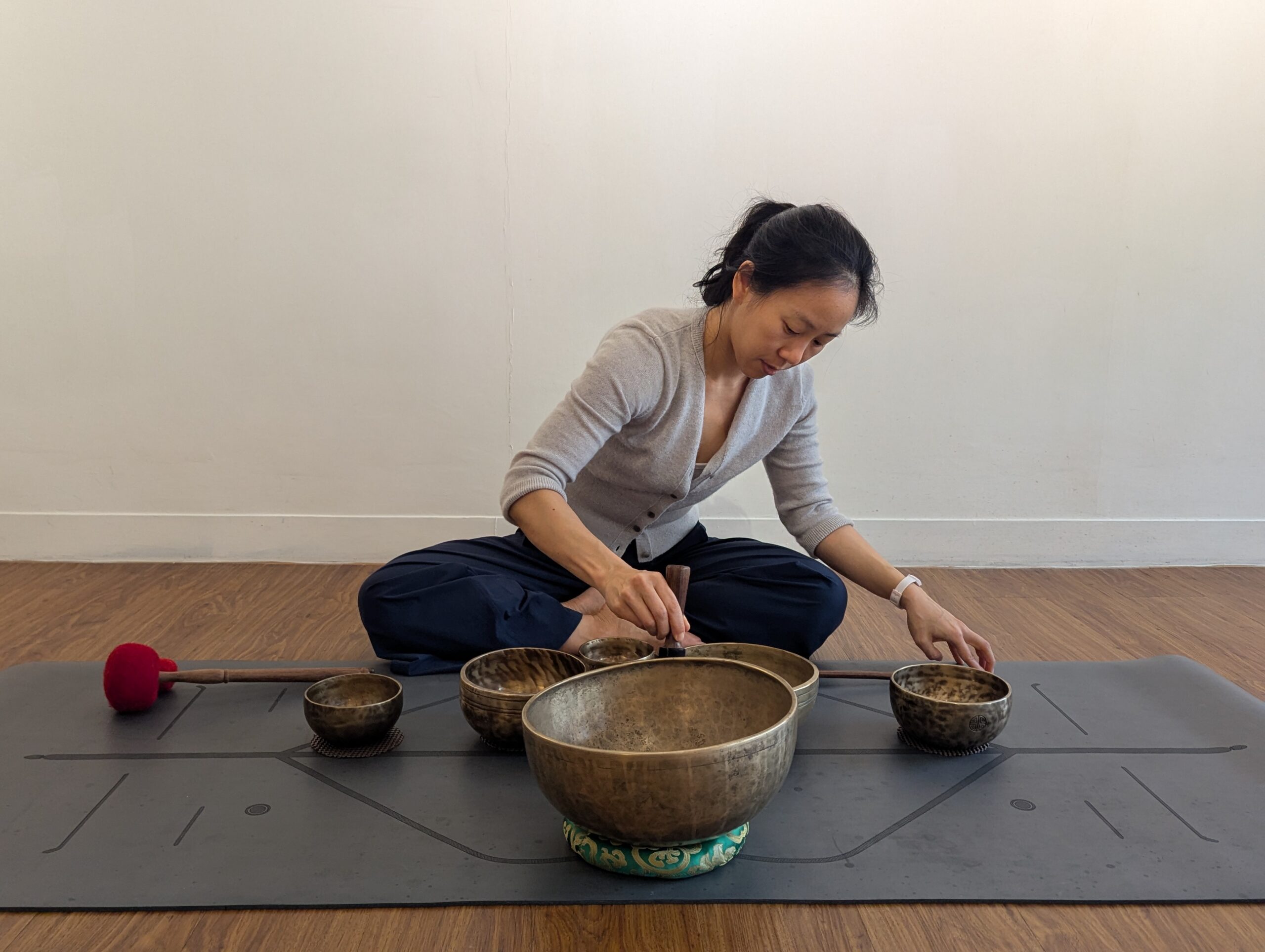Stefanie Wai playing Himalayan Singing Bowls • Wellness classes in Hong Kong • workshop ten